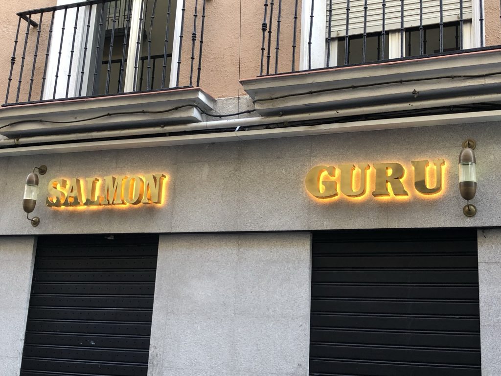 Salmon Guru, Madrid, outside
